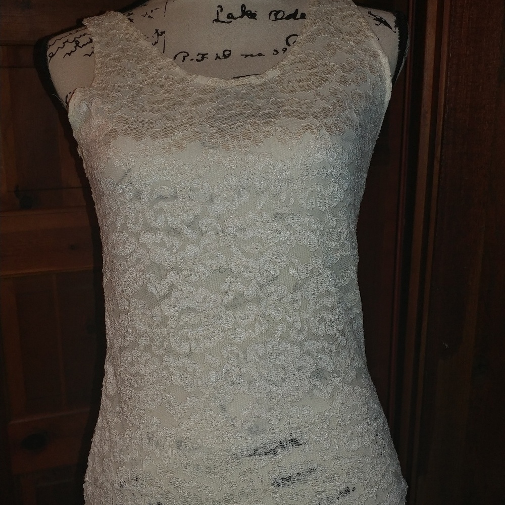 2 beautiful blue/white lace tank tops - Picture 2 of 7